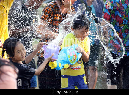Yangon, Myanmar. Xiv Apr, 2018. I bambini festeggiano la tradizionale Thingyan water festival di Yangon, Myanmar, 14 aprile 2018. Credito: U Aung/Xinhua/Alamy Live News Foto Stock