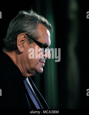 ***FILE foto da ottobre 27, 2009*** Czech film del regista di origine ceca Milos Forman, che è morto all età di 86 anni negli Stati Uniti il venerdì, è stato uno dei più grandi personaggi del film ceco 'New Wave" dagli anni sessanta e di maggior successo della Czech film maker che ha realizzato il suo marchio all'estero.Forman è nato il 18 febbraio 1932, in Caslav, Boemia centrale. Entrambi i suoi genitori morirono in un campo di concentramento nazista durante la seconda guerra mondiale.Dopo la guerra, Forman ha frequentato una scuola per bambini orfani di guerra e di una scuola di grammatica in Podebrady, Boemia centrale. Tra i suoi compagni di scuola erano Havel e successivamente film-maker Ivan Pass Foto Stock