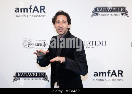 Sao Paulo, Brasile. Xiii Apr, 2018. Attore Adrien Brody pone sul tappeto rosso della Fondazione per la ricerca in materia di AIDS (AMFAR) evento in Sao Paulo, Brasile Credito: Paulo Lopes/ZUMA filo/Alamy Live News Foto Stock