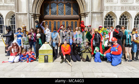 City of London, Londra, 14 aprile 2018. Vivaci costumi e personaggi avendo divertimento - il Regno Unito il più grande gioco mai cosplay parade vede centinaia di cosplayers (costume giocatori) vestita come caratteri e mascotte dal video giochi, così come gli eroi di intrattenimento. Il corteo si fa strada dal Guildhall Yard via San Paolo Cathedal e altri punti di riferimento della città di Londra, l'ultimo sabato del London Games Festival. Credito: Imageplotter News e sport/Alamy Live News Foto Stock