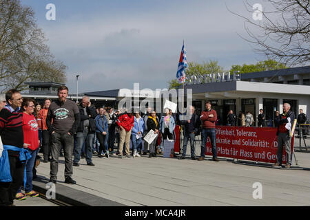 Flörsheim am Main, Germania. Il 14 aprile 2018. Il contatore manifestanti stand al di fuori della sede del partito AfD conferenza, separati da una barriera. Persone di diverse organizzazioni politiche e sindacali hanno protestato al di fuori del palazzo municipale in Flörsheim am Main, contro il partito di convenzione del diritto-ala partito AfD (alternativa per la Germania) che stava parlando posto interno con la selezione dei candidati per la prossima elezione di stato in Assia. Credito: Michael Debets/Alamy Live News Foto Stock