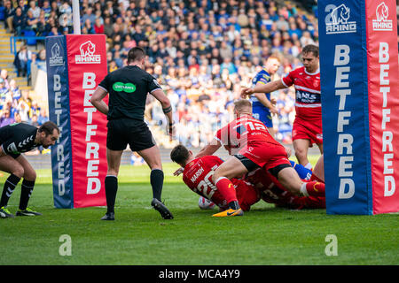 Warrington Lupi Mike Cooper punteggi i suoi lati provare prima il 14 aprile 2018 , la Halliwell Jones Stadium Mike Gregorio modo, Warrington, WA2 7NE, Inghilterra; Betfred Super League Rugby, Round 11, Warrington lupi v Hull Kingston Rovers Foto Stock