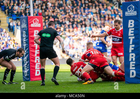 Warrington Lupi Mike Cooper punteggi i suoi lati provare prima il 14 aprile 2018 , la Halliwell Jones Stadium Mike Gregorio modo, Warrington, WA2 7NE, Inghilterra; Betfred Super League Rugby, Round 11, Warrington lupi v Hull Kingston Rovers Foto Stock