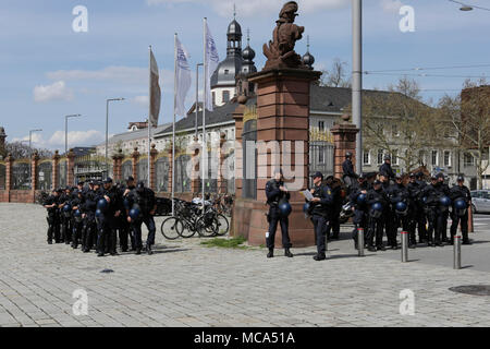 Mannheim, Germania. Il 14 aprile 2018. Un grande numero di ufficiali di polizia accompagna il corteo di protesta. Il popolo curdo e i tifosi tedeschi hanno marciato attraverso Mannheim per protestare contro la continua occupazione della città siriana di Afrin, che era controllata dalla popolare curda Unità di Protezione (YPG) prima che hai conquistato dall'esercito turco. Essi inoltre hanno protestato contro la partecipazione tedesca attraverso le esportazioni di armi alla Turchia. Credito: Michael Debets/Alamy Live News Foto Stock