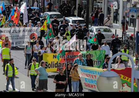 Mannheim, Germania. Il 14 aprile 2018. Manifestanti marzo con striscioni e bandiere attraverso Mannheim. Il popolo curdo e i tifosi tedeschi hanno marciato attraverso Mannheim per protestare contro la continua occupazione della città siriana di Afrin, che era controllata dalla popolare curda Unità di Protezione (YPG) prima che hai conquistato dall'esercito turco. Essi inoltre hanno protestato contro la partecipazione tedesca attraverso le esportazioni di armi alla Turchia. Credito: Michael Debets/Alamy Live News Foto Stock