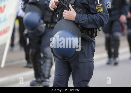 Mannheim, Germania. Il 14 aprile 2018. Close-up di una sommossa degli ufficiali di polizia (senza volto). Il popolo curdo e i tifosi tedeschi hanno marciato attraverso Mannheim per protestare contro la continua occupazione della città siriana di Afrin, che era controllata dalla popolare curda Unità di Protezione (YPG) prima che hai conquistato dall'esercito turco. Essi inoltre hanno protestato contro la partecipazione tedesca attraverso le esportazioni di armi alla Turchia. Credito: Michael Debets/Alamy Live News Foto Stock