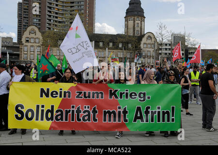 Mannheim, Germania. Il 14 aprile 2018. I manifestanti portano un banner che recita "No alla guerra - Solidarietà con Afrin!". Il popolo curdo e i tifosi tedeschi hanno marciato attraverso Mannheim per protestare contro la continua occupazione della città siriana di Afrin, che era controllata dalla popolare curda Unità di Protezione (YPG) prima che hai conquistato dall'esercito turco. Essi inoltre hanno protestato contro la partecipazione tedesca attraverso le esportazioni di armi alla Turchia. Credito: Michael Debets/Alamy Live News Foto Stock