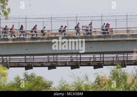 Gli studenti attraversare il ponte internazionale intitolato a Messico tra Roma in Texas e Ciudad Miguel Aleman alla fine della giornata di scuola negli Stati Uniti. Foto Stock