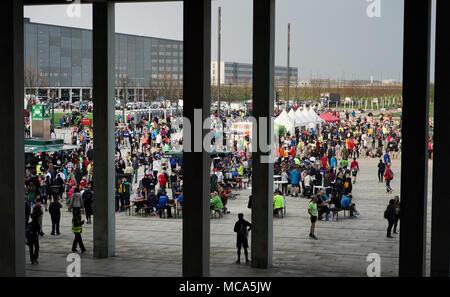 14 aprile 2018, Germania, Berlino-schoenefeld: Numerosi atleti arrivano all'Aeroporto xii notte girare al futuro Berlin Brandenburg aeroporto Capital. Foto: Jörg Carstensen/dpa Foto Stock