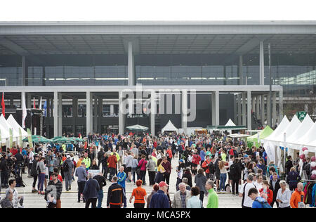 14 aprile 2018, Germania, Berlino-schoenefeld: Numerosi atleti arrivano all'Aeroporto xii notte girare al futuro Berlin Brandenburg aeroporto Capital. Foto: Jörg Carstensen/dpa Foto Stock