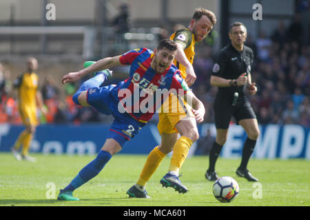 Londra, UK, 14 aprile 2018. Joel Ward di Crystal Palace batte Dale Stephens di Brighton a sfera ed è incrostata . Premier League, Crystal Palace v Brighton & Hove Albion a Selhurst Park di Londra sabato 14 aprile 2018. pic da Kieran Clarke/Andrew Orchard fotografia sportiva/Alamy Live news solo uso editoriale, è richiesta una licenza per uso commerciale. Nessun uso in scommesse, giochi o un singolo giocatore/club/league pubblicazioni Credito: Andrew Orchard fotografia sportiva/Alamy Live News Foto Stock