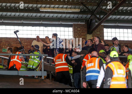 Londra, UK, 14 aprile 2018. Una selezione di Crystal Palace fans taunt tifosi Brighton. Premier League, Crystal Palace v Brighton & Hove Albion a Selhurst Park di Londra sabato 14 aprile 2018. pic da Kieran Clarke/Andrew Orchard fotografia sportiva/Alamy Live news solo uso editoriale, è richiesta una licenza per uso commerciale. Nessun uso in scommesse, giochi o un singolo giocatore/club/league pubblicazioni Credito: Andrew Orchard fotografia sportiva/Alamy Live News Foto Stock