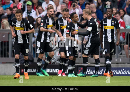 14 aprile 2018, Germania, Monaco di Baviera: Calcio, Bundesliga Tedesca, Bayern Monaco vs Borussia Moenchengladbach all'Allianz Arena: Borussia Moenchengladbach i giocatori di celebrare il loro lato del primo obiettivo. Foto: Sven Hoppe/dpa - ATTENZIONE: grazie alle linee guida di accreditamento, il DFL consente solo la pubblicazione e utilizzazione di fino a 15 immagini per corrispondenza su internet e nei contenuti multimediali in linea durante la partita. Foto Stock