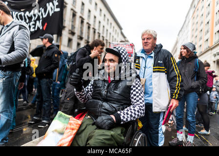 Berlino, Germania, 14 aprile 2018. Hans-Georg HG Lindenau durante la dimostrazione sotto il motto "noleggio sist madness". Più di 13.000 persone hanno dimostrato contro "repressiva e affitto madness" nella capitale. Credito: SOPA Immagini limitata/Alamy Live News Foto Stock