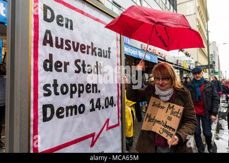 Berlino, Germania, 14 aprile 2018. Una donna passa da poster durante la dimostrazione sotto il motto "noleggio sist madness". Più di 13.000 persone hanno dimostrato contro "repressiva e affitto madness" nella capitale. Credito: SOPA Immagini limitata/Alamy Live News Foto Stock