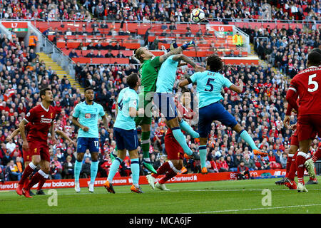 Liverpool, Regno Unito, 14 aprile 2018. Liverpool Portiere Loris Karius punzoni la sfera chiara. Premier League, Liverpool v AFC Bournemouth ad Anfield Stadium di Liverpool sabato 14 aprile 2018. Questa immagine può essere utilizzata solo per scopi editoriali. Solo uso editoriale, è richiesta una licenza per uso commerciale. Nessun uso in scommesse, giochi o un singolo giocatore/club/league pubblicazioni. pic da Chris Stading/Andrew Orchard fotografia sportiva/Alamy Live news Credito: Andrew Orchard fotografia sportiva/Alamy Live News Foto Stock