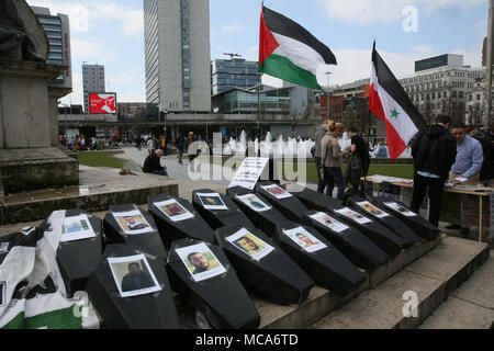 Manchester, Regno Unito, 14 Aprile, 2018 bare di cartone con le foto dei palestinesi su di essi in un giorno di solidarietà con la Palestina, Manchester,14 aprile, 2018 (C)Barbara Cook/Alamy Live News Foto Stock