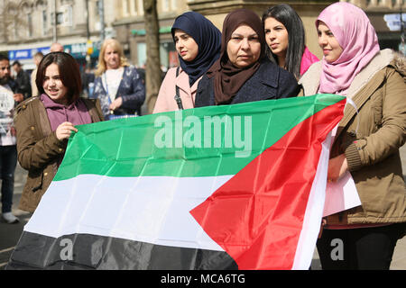 Manchester, Regno Unito, 14 Aprile, 2018 manifestanti si riuniscono per mostrare solidarietà con la Palestina, protesta e picket cosa dicono di Israele il British sponsor, Manchester,14 aprile, 2018 (C)Barbara Cook/Alamy Live News Foto Stock