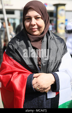 Manchester, Regno Unito, 14 Aprile, 2018 Una donna avvolta in una bandiera della Palestina in un giorno di solidarietà con la Palestina, Manchester,14 aprile, 2018 (C)Barbara Cook/Alamy Live News Foto Stock