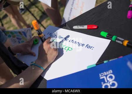 Washington, Stati Uniti d'America, 14 Aprile 2018.centinaia di manifestanti si riuniscono per il mese di marzo per la scienza, un rally sponsorizzato dall'organizzazione no-profit Nature Conservancy, 14 aprile 2018. Credito: Michael Candelori/Alamy Live News Foto Stock