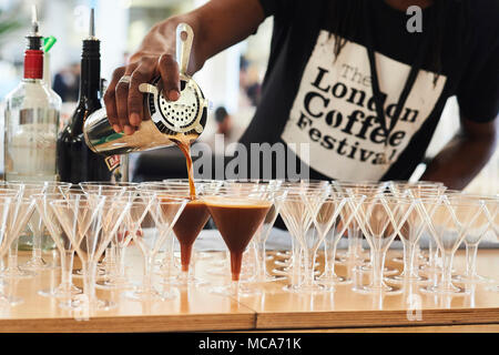 Londra, UK, 14 aprile 2018. London Coffee Festival 2018 presso la Old Truman Brewery, Londra. Martini espresso a Londra il più grande festival di caffè. 12-15 aprile 2018. Credito: Thomas Bowles/Alamy Live News Foto Stock