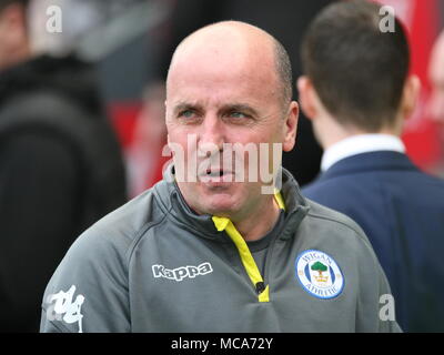 Wigan, Greater Manchester, Regno Unito. Il 14 aprile, 2018. Paul Cook manager del Wigan atletico in piroga al DW Stadium. Credito: Simon Newbury/Alamy Live News Foto Stock