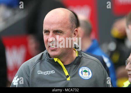 Wigan, Greater Manchester, Regno Unito. Il 14 aprile, 2018. Paul Cook manager del Wigan atletico in piroga al DW Stadium. Credito: Simon Newbury/Alamy Live News Foto Stock