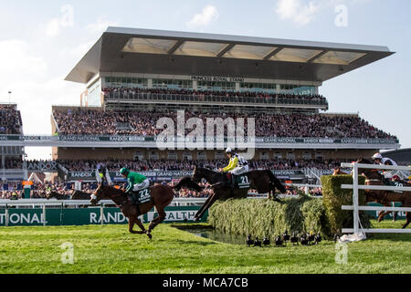 Randox Health Grand National, Aintree, Liverpool, Merseyside. 14th aprile 2018. I cavalli e i cavalieri Grand National corrono sopra la recinzione di salto in acqua della tribuna. Foto Stock