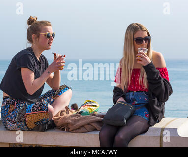 Brighton, Inghilterra, Regno Unito. Il 14 aprile 2018. Regno Unito: meteo dopo una nebbiosa mattina il sole fa finalmente un aspetto bruciando la nebbia e temperature aumento come testa di visitatori alla spiaggia di Brighton a godervi il caldo clima soleggiato Credito: Carolyn Jenkins/Alamy Live News Foto Stock