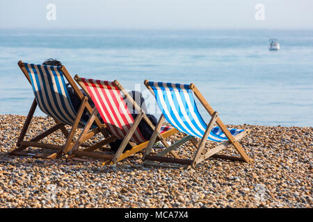 Brighton, Inghilterra, Regno Unito. Il 14 aprile 2018. Regno Unito: meteo dopo una nebbiosa mattina il sole fa finalmente un aspetto bruciando la nebbia e temperature aumento come testa di visitatori alla spiaggia di Brighton a godervi il caldo clima soleggiato Credito: Carolyn Jenkins/Alamy Live News Foto Stock