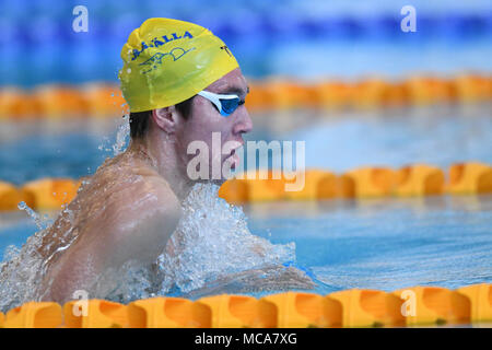 Bergen, Norvegia 14 aprile 2018 Robin Hanson per Järfälla la Svezia ha vinto il jr. mens' 200 singoli Medley finale con un 2:07.11 nuotare. Credito: Kjell Eirik Irgens Henanger/Alamy Live News Foto Stock