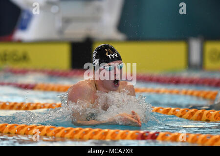 Bergen, Norvegia 14 aprile 2018 Erik Persson di Svezia vincere in 2:09.21 presso la mens 200m rana finale a Bergen nuotare Festival. Credito: Kjell Eirik Irgens Henanger/Alamy Live News Foto Stock