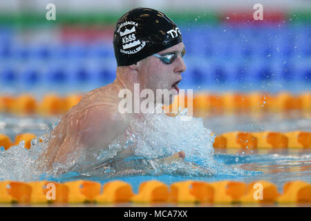 Bergen, Norvegia 14 aprile 2018 Erik Persson di Svezia vincere in 2:09.21 presso la mens 200m rana finale a Bergen nuotare Festival. Credito: Kjell Eirik Irgens Henanger/Alamy Live News Foto Stock