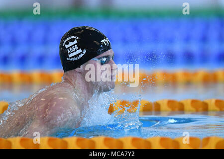 Bergen, Norvegia 14 aprile 2018 Erik Persson di Svezia vincere in 2:09.21 presso la mens 200m rana finale a Bergen nuotare Festival. Credito: Kjell Eirik Irgens Henanger/Alamy Live News Foto Stock