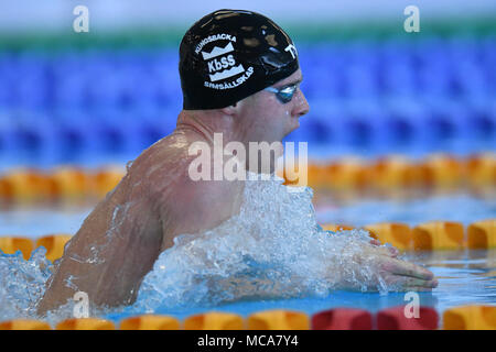 Bergen, Norvegia 14 aprile 2018 Erik Persson di Svezia vincere in 2:09.21 presso la mens 200m rana finale a Bergen nuotare Festival. Credito: Kjell Eirik Irgens Henanger/Alamy Live News Foto Stock