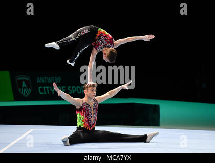 Anversa, Belgio. Xiv Apr, 2018. Charlie prendere / Adam Upcott (GBR) sono in concorrenza in uomini finale di gruppo durante la XXVI Campionato Mondiale di ginnastica acrobatica 2018 a Lotto Arena Sabato, 14 aprile 2018. Anversa, Belgio. Credito: Taka G Wu Credito: Taka Wu/Alamy Live News Foto Stock