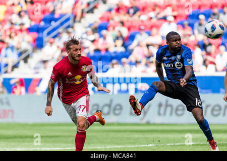 New Jersey, USA. Xiv Apr, 2018. Daniel Royer (77) Capi una sfera verso l'obiettivo durante la seconda metà contro l'impatto di Montreal. La Red Bull ha vinto la partita 3-1. Foto Stock