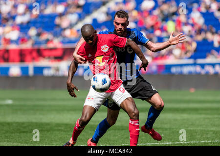 New Jersey, USA. Xiv Apr, 2018. Bradley Wright-Phillips tiene fuori un difensore nella seconda metà della partita contro l'impatto di Montreal. Foto Stock