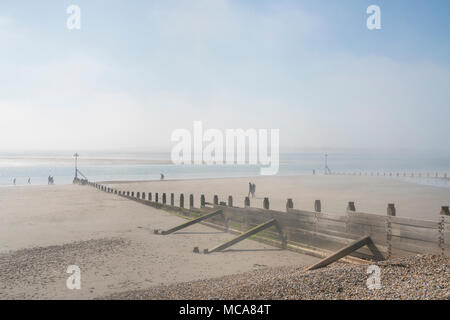 West Wittering, Sussex. Sabato 14 Aprile 2018. Mare di nebbia in drifting sulla spiaggia a metà pomeriggio dopo una giornata di sole. Credito: RTimages/Alamy Live News Foto Stock