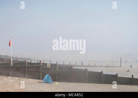 West Wittering, Sussex. Sabato 14 Aprile 2018. Mare di nebbia in drifting sulla spiaggia a metà pomeriggio dopo una giornata di sole. Credito: RTimages/Alamy Live News Foto Stock