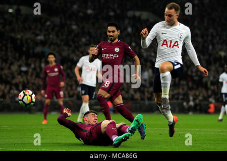 Londra, UK 14 aprile 2018 Christian Eriksen del Tottenham Hotspur (R) punteggi della sua squadra il primo obiettivo. Premier League, Tottenham Hotspur v Manchester City allo Stadio di Wembley a Londra sabato 14 aprile 2018. Questa immagine può essere utilizzata solo per scopi editoriali. Solo uso editoriale, è richiesta una licenza per uso commerciale. Nessun uso in scommesse, giochi o un singolo giocatore/club/league pubblicazioni. pic da Steffan Bowen/Andrew Orchard fotografia sportiva/Alamy Live news Foto Stock