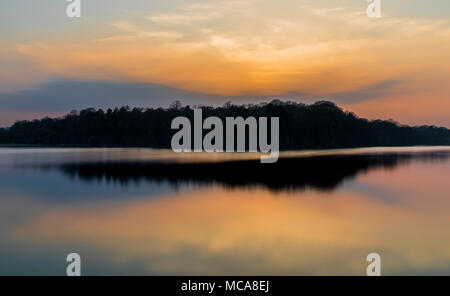 Clumber Park Lake tramonto, Clumber Park, Worksop, Nottinghamshire, Regno Unito. Un calmo tramonto a Clumber Park lake Foto Stock