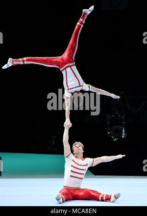 Anversa, Belgio. Xiv Apr, 2018. Robin Casse e Kilian Goffaux (BEL) concorrenti negli uomini finale di gruppo durante la XXVI Campionato Mondiale di ginnastica acrobatica 2018 a Lotto Arena Sabato, 14 aprile 2018. Anversa, Belgio. Credito: Taka G Wu Credito: Taka Wu/Alamy Live News Foto Stock