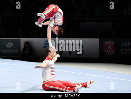 Anversa, Belgio. Xiv Apr, 2018. Robin Casse e Kilian Goffaux (BEL) concorrenti negli uomini finale di gruppo durante la XXVI Campionato Mondiale di ginnastica acrobatica 2018 a Lotto Arena Sabato, 14 aprile 2018. Anversa, Belgio. Credito: Taka G Wu Credito: Taka Wu/Alamy Live News Foto Stock