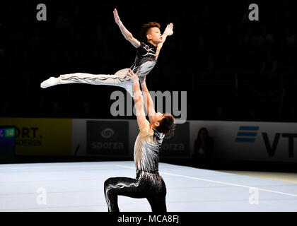 Anversa, Belgio. Xiv Apr, 2018. Lingzhi Xiang e Li un sono in concorrenza in uomini finale di gruppo durante la XXVI Campionato Mondiale di ginnastica acrobatica 2018 a Lotto Arena Sabato, 14 aprile 2018. Anversa, Belgio. Credito: Taka G Wu Credito: Taka Wu/Alamy Live News Foto Stock