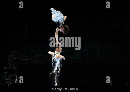 Anversa, Belgio. Xiv Apr, 2018. Lingzhi Xiang e Li un sono in concorrenza in uomini finale di gruppo durante la XXVI Campionato Mondiale di ginnastica acrobatica 2018 a Lotto Arena Sabato, 14 aprile 2018. Anversa, Belgio. Credito: Taka G Wu Credito: Taka Wu/Alamy Live News Foto Stock