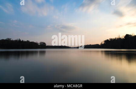 Clumber Park Lake tramonto, Clumber Park, Worksop, Nottinghamshire, Regno Unito. Un calmo tramonto a Clumber Park lake Foto Stock