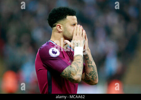 Londra, Regno Unito. Xiv Apr, 2018. Londra, Regno Unito. Xiv Apr, 2018. Kyle Walker del Manchester City soffia il naso. Premier League, Tottenham Hotspur v Manchester City allo Stadio di Wembley a Londra sabato 14 aprile 2018. Questa immagine può essere utilizzata solo per scopi editoriali. Solo uso editoriale, è richiesta una licenza per uso commerciale. Nessun uso in scommesse, giochi o un singolo giocatore/club/league pubblicazioni. pic da Steffan Bowen/Andrew Orchard fotografia sportiva/Alamy Live news Credito: Andrew Orchard fotografia sportiva/Alamy Live News Credito: Andrew Orchard fotografia sportiva/Alamy Live News Foto Stock