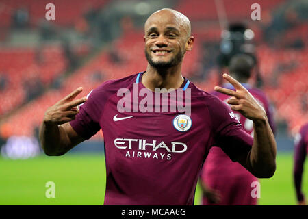 Londra, Regno Unito. Xiv Apr, 2018. Londra, Regno Unito. Xiv Apr, 2018. Vincent Kompany del Manchester City celebra dopo il gioco. Premier League, Tottenham Hotspur v Manchester City allo Stadio di Wembley a Londra sabato 14 aprile 2018. Questa immagine può essere utilizzata solo per scopi editoriali. Solo uso editoriale, è richiesta una licenza per uso commerciale. Nessun uso in scommesse, giochi o un singolo giocatore/club/league pubblicazioni. pic da Steffan Bowen/Andrew Orchard fotografia sportiva/Alamy Live news Credito: Andrew Orchard fotografia sportiva/Alamy Live News Credito: Andrew Orchard fotografia sportiva/Alamy Live News Foto Stock