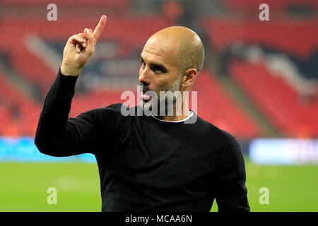 Londra, Regno Unito. Xiv Apr, 2018. Londra, Regno Unito. Xiv Apr, 2018. Manchester City Manager Pep Guardiola festeggia dopo il gioco. Premier League, Tottenham Hotspur v Manchester City allo Stadio di Wembley a Londra sabato 14 aprile 2018. Questa immagine può essere utilizzata solo per scopi editoriali. Solo uso editoriale, è richiesta una licenza per uso commerciale. Nessun uso in scommesse, giochi o un singolo giocatore/club/league pubblicazioni. pic da Steffan Bowen/Andrew Orchard fotografia sportiva/Alamy Live news Credito: Andrew Orchard fotografia sportiva/Alamy Live News Credito: Andrew Orchard fotografia sportiva/Alamy Live Foto Stock